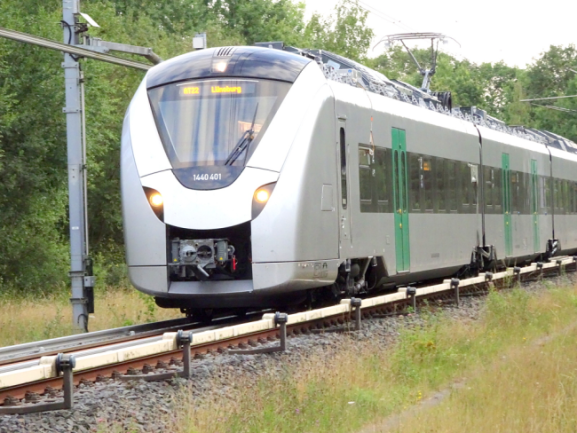 DDR-Wagen ade: Ende 2023 sollen moderne Züge zwischen Chemnitz und Leipzig fahren - So sehen die neuen Züge aus. Die Batteriepacks sind auf dem Dach montiert. Der Zug ist gerade auf Erprobungsfahrt in einem Bahntestzentrum. 