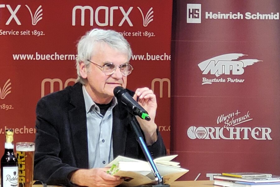 DDR-Witze in Zwickau: Bernd-Lutz Lange hat „Freie Spitzen“ - Bei einem kühlen Bier stellte Bernd-Lutz Lange sein Buch „Freie Spitzen“ vor.