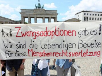 DDR-Zwangsadoptionen: Union will Klarheit schaffen - Teilnehmer einer Kundgebung zum Thema Zwangsadoptionen.