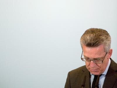 De Maizière warnt vor Anschlägen in Deutschland - Bundesinnenminister Thomas de Maiziere informiert auf einer Pressekonferenz zu den Anschlägen in Paris.
