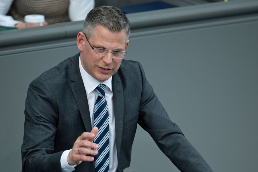 de Vries: AfD-Abgeordnete handeln unpatriotisch - Christoph de Vries (CDU) über aktuelle Anschuldigungen gegen AfD-Politiker: "Jeder, der so etwas tut, ist übrigens kein Patriot, sondern ein Landesverräter."