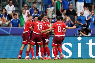 Debakel für Titelverteidiger Italien: Aus gegen die Schweiz - Die Schweizer bejubeln den Einzug ins Viertelfinale.