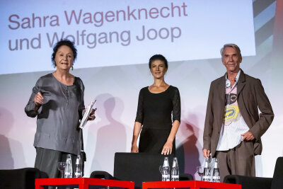 Luc Jochimsen (links) zusammen mit Sahra Wagenknecht und Wolfgang Joop bei einer Veranstaltung 2019 in Berlin.