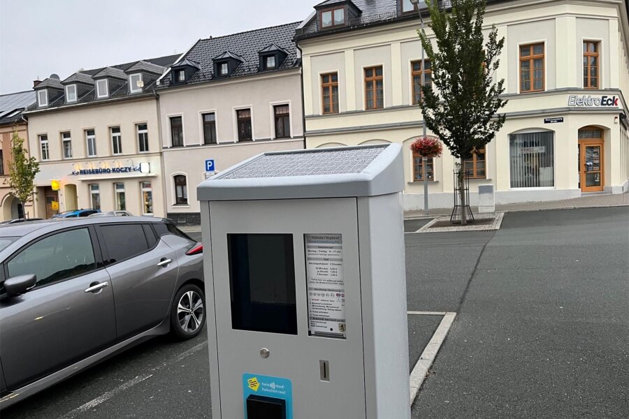 Debatte um Parkgebühren in Oelsnitz: OB bereit für Rolle rückwärts - Parkscheinautomat an der Rosa-Luxemburg-Straße in Oelsnitz: Ist Parken in Oelsnitz zu teuer?