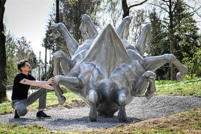 Debatte um Pferde-Skulptur: Dorfmuseum Gahlenz wird Teil des Skulpturenweges zur Kulturhauptstadt Chemnitz 2025 - Künstler Gregor Gaida an seinem Kunstwerk Polygonales Pferd II. Die Skulptur steht auf dem Purple Path vor dem Dorfmuseum Gahlenz. F