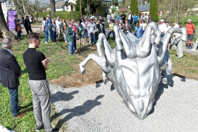 Debatte um Pferde-Skulptur: Dorfmuseum Gahlenz wird Teil des Skulpturenweges zur Kulturhauptstadt Chemnitz 2025 - Zahlreiche Besucher waren gekommen, um am Dorfmuseum in Gahlenz ein neues Kunstwerk einzuweihen.