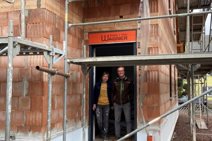 Deborah und ihre Familie ziehen nach Ostern ins neue Heim - Romy und David Wohlgemuth stehen in Deborahs künftigem Zimmer. Dank der Spenden zahlreicher Leser wird es ihnen möglich sein, einen barrierefreien Zugang nach draußen auf die Terrasse zu schaffen. 