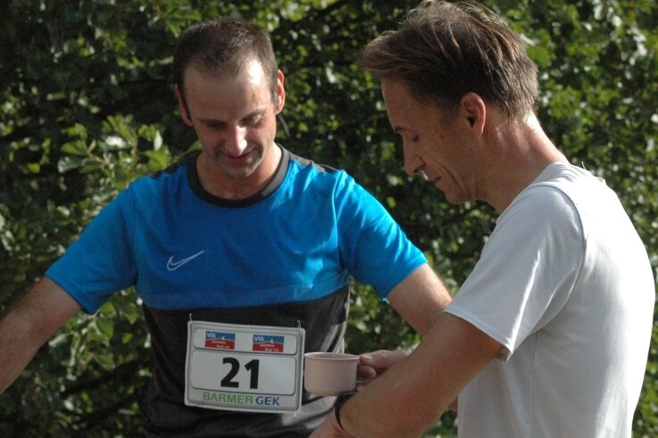 Debütanten am Berg vorn - Zeitvergleich: René Schultz aus Großbothen (r.) gewann am Samstagvormittag den Rochlitzer Berglauf über 10 Kilometer. Der Zweite, Patrick Hoffmann aus Pappendorf, war wie der Sieger das erste Mal dabei. 