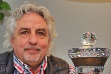 Deckerts WM-Pokal erlöst knapp 3000 Euro - Bei der am Wochenende abgelaufenen Versteigerung seiner WM-Trophäe hat Auerbachs Oberbürgermeister Manfred Deckert (parteilos) 2960 Euro erzielt. 
