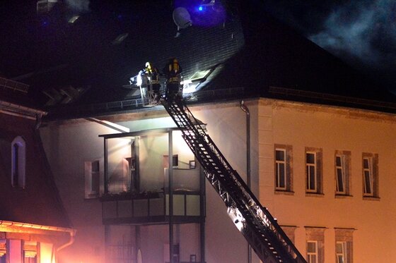 Defekt an Wäschetrockner: Dachstuhl in Flammen - 