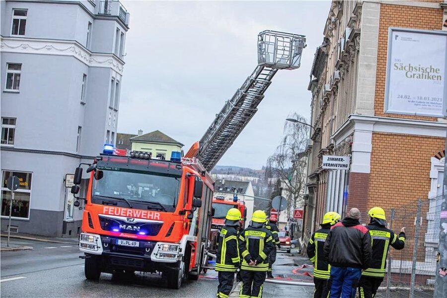 Defekte Sonnenbank sorgt in Plauen für Wohnungsbrand - Die Feuerwehr war am Donnerstag an der Trockentalstraße im Einsatz. Dabei kam auch die Drehleiter zum Einsatz, weil es in der dritten Etage brannte. 