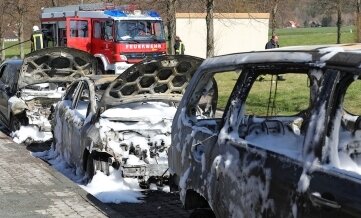 Defekte Technik: Drei Autos ausgebrannt - Die drei Fahrzeuge standen hintereinander in Niederschöna. 