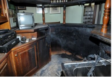 Defekter Kühlwürfel löst Brand in Hotel aus - Im Irish Pub im Wettiner Hof kam es am Samstagfrüh zu einem Brand. Dabei wurde auch die Theke in Mitleidenschaft gezogen.