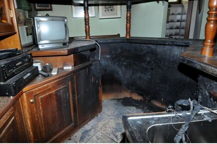 Defekter Kühlwürfel löst Brand in Hotel aus - Im Irish Pub im Wettiner Hof kam es am Samstagfrüh zu einem Brand. Dabei wurde auch die Theke in Mitleidenschaft gezogen.