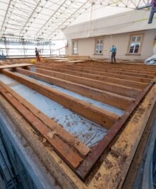 Defektes Dach drei Tage lang untersucht - Nach der Dachöffnung am Erlauer Generationenbahnhof folgten Vermessungsarbeiten. 