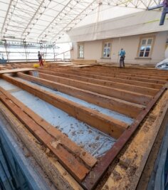 Defektes Dach drei Tage lang untersucht - Nach der Dachöffnung am Erlauer Generationenbahnhof folgten am gestrigen Donnerstag Vermessungsarbeiten. 