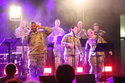 Defender-Übung in Frankenberg: Charmeoffensive der US-Army - Eine Militärband der NATO sorgte in Frankenberg für den musikalischen Rahmen der Veranstaltung.