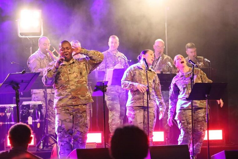 Defender-Übung in Frankenberg: Charmeoffensive der US-Army - Eine Militärband der NATO sorgte in Frankenberg für den musikalischen Rahmen der Veranstaltung.