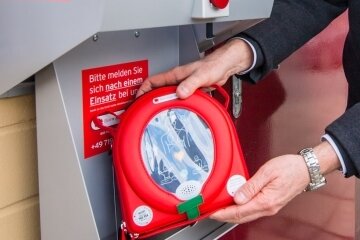 Defibrillator zieht Vandalen an - In Aue-Bad Schlema wurden Defibrillatoren in Betrieb genommen. 