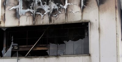 Dekra untersucht Brand in Färberei - Die Auswirkungen des Großfeuers am Heizhaus der Textilveredlung in Kändler sind noch immer zu sehen. 