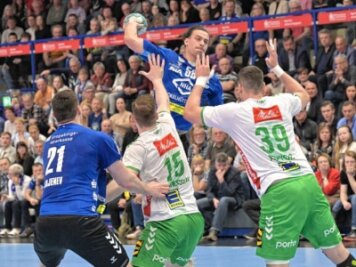 Dem Abstieg ein Stück näher - Für die Handballer des EHV Aue gehen in der 2. Bundesliga wohl die Lichter aus. Daran konnte auch der wurfgewaltige Elias Gansau, der fast ein Drittel der Auer Treffer erzielte, nichts ändern. 
