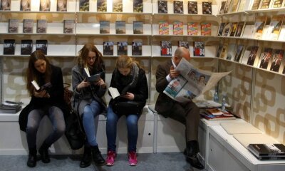 Dem Glück einen Stuhl hinstellen - Und wenn es keinen Stuhl gibt, reichen auch andere Sitzgelegenheiten, um in die Welten der Leipziger Buchmesse einzutauchen.