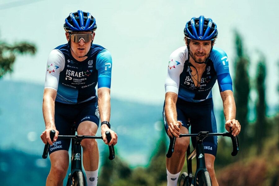 Dem großen Traum ganz nahe: 21-jähriger Radsportler aus Gelenau hofft auf den Durchbruch - Moritz Kretschy (rechts) will sich nach seinem erfolgreichen Saisonstart mit weiteren guten Leistungen für höhere Aufgaben empfehlen.