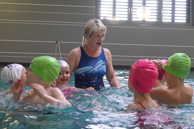 Ein Vorbild für die Kleinsten beim ESV Lok: Dorit Schellenberg bei einer Übung mit ihren Schützlingen in der Glück-Auf-Schwimmhalle in Zwickau. Der Spaß am Schwimmen darf bei ihr nicht zu kurz kommen. 