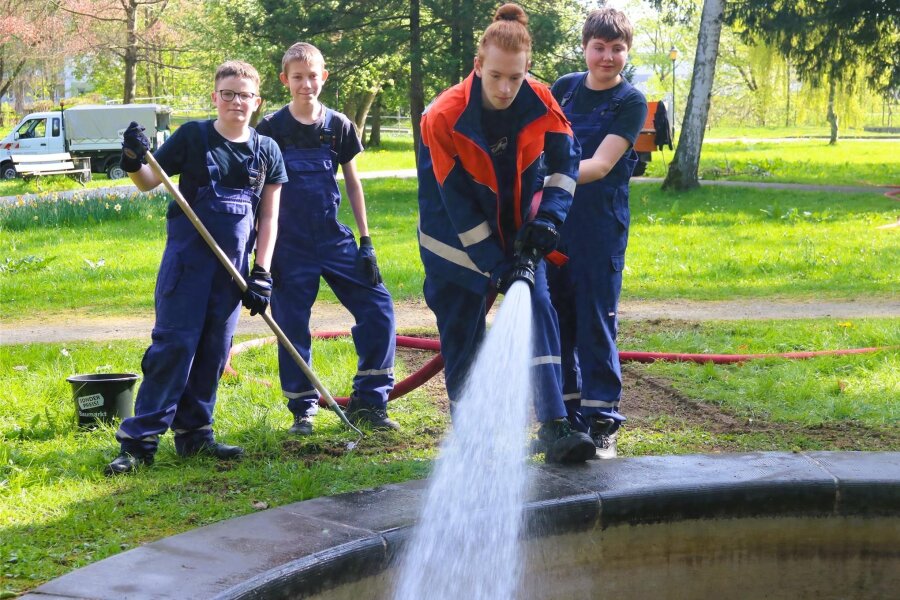 Dem Winterschmutz geht es in Flöha und Braunsdorf an den Kragen - Die Jugendfeuerwehr Flöha reinigte und befüllte den Brunnen im Baumwollpark.
