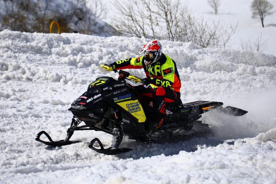 Dem Wonnemonat zum Trotz: Erzgebirger reisen zum Snowcross-Spektakel in die österreichischen Alpen - Tino Weigel vom MC Grünhain lässt es noch einmal mit dem Motorschlitten krachen.