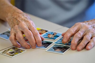 Demenzfachstelle im Vogtland bildet ehrenamtliche Helfer aus - Ehrenamtliche Helfer, die Menschen mit Demenz unterstützen sollen, werden ab Januar im Vogtland ausgebildet.