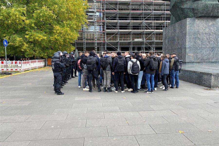 Demo am Marx-Monument? Bereitschaftspolizei übt in Chemnitz - Rund 120 Polizisten und Polizeischüler üben den Einsatz bei einer Versammlung.