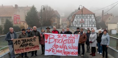 Demo für raschen Brückenbau in Lunzenau - Lunzenauer machten am Freitag ihrem Ärger Luft. Rund eine Viertelstunde blockierten die Demonstranten die Muldenbrücke und forderten, dass die seit Jahren angekündigte Sanierung des Bauwerks jetzt endlich startet.