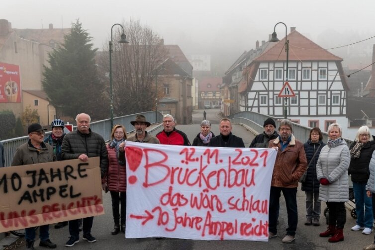 Demo für raschen Brückenbau in Lunzenau - Lunzenauer machten am Freitag ihrem Ärger Luft. Rund eine Viertelstunde blockierten die Demonstranten die Muldenbrücke und forderten, dass die seit Jahren angekündigte Sanierung des Bauwerks jetzt endlich startet.