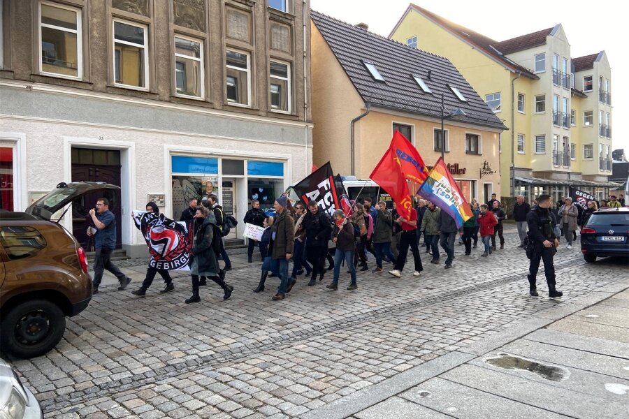 Demo gegen die AfD: Mit Alerta-Rufen durch Limbach-Oberfrohna - Auch vor dem AfD-Büro in Limbach-Oberfrohna zog der Protestzug vorbei.