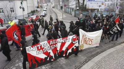 Demo gegen rechte Gewalt verläuft friedlich - 
              <p class="artikelinhalt">120 Teilnehmer haben am Samstag an der Demonstration gegen Rechts in Limbach teilgenommen. </p>
            