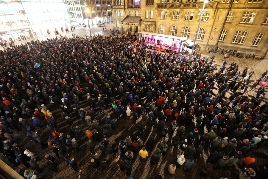 Demo gegen rechts in Chemnitz: „Bevor der Schneeball zur Lawine wird“ - Mehr als 2000 Menschen sind am Mittwochabend vor dem Rathaus in Chemnitz zusammengekommen, um für Menschlichkeit und gegen Hass, Rassismus und Hetze zu demonstrieren. Die Veranstalter sprachen von 2500 Teilnehmern, die Polizei von etwa 2100.
