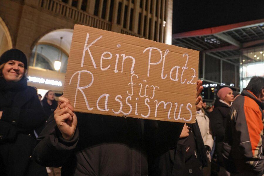 Demo gegen Rechtsextremismus am Sonntag in Zwickau: Route steht fest - Die Teilnehmer der Kundgebung in Zwickau wollen sich gegen Rassismus wenden – ähnlich wie diese Woche in Chemnitz.