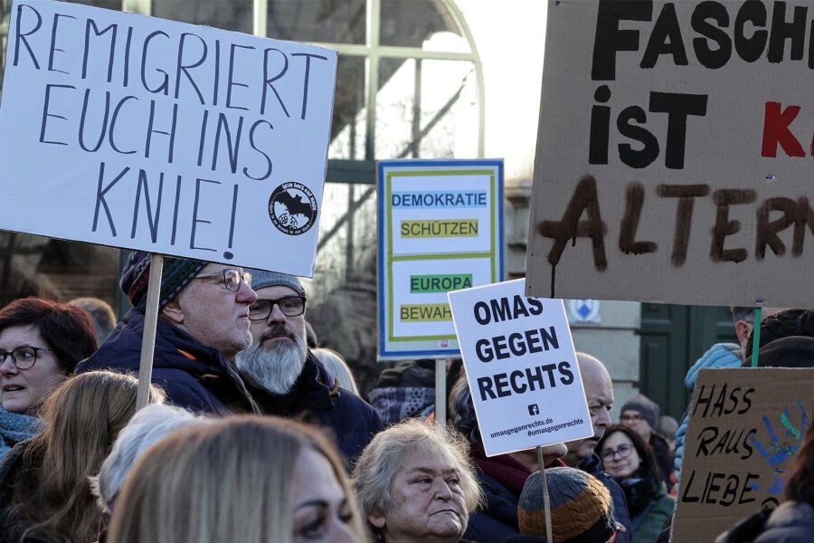 Demo gegen Rechtsextremismus: Neuauflage am Sonntag in Zwickau - Erst Ende Januar gab es eine Kundgebung mit 4000 Personen auf dem Zwickauer Hauptmarkt gegen rechts. Am Sonntag ist eine weitere Kundgebung geplant.