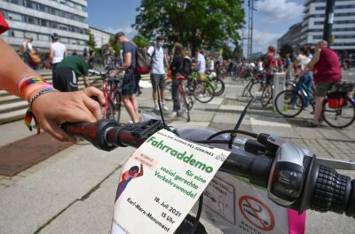 Demo gegen Südring-Ausbau - Kurz vorm Start der Fahrraddemo am Karl-Marx-Monument: Den Initiatoren vom Verkehrswendebündnis Chemnitz ist neben dem Klimaschutz auch das Berücksichtigen sozialer Belange wichtig. 