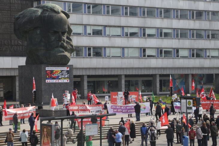 Bei einer Demonstration vor dem Chemnitzer Nischel haben bei einer Kundgebung etwa 150 Menschen mehr gesellschaftliche Gerechtigkeit gefordert.