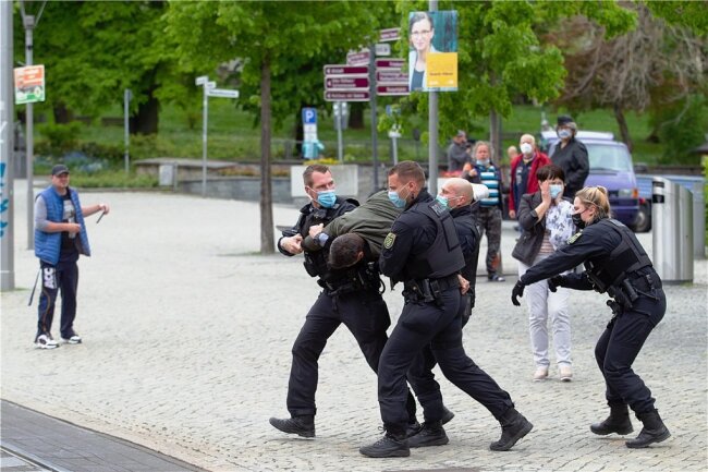 Im Anschluss an eine Kundgebung des Plauener OB-Kandidaten Thomas Kaden ("Freie Sachsen") kam es am Montag zu einer Auseinandersetzung zwischen Versammlungsteilnehmern und der Polizei. Ein Mann wurde zu einem Polizeifahrzeug getragen.