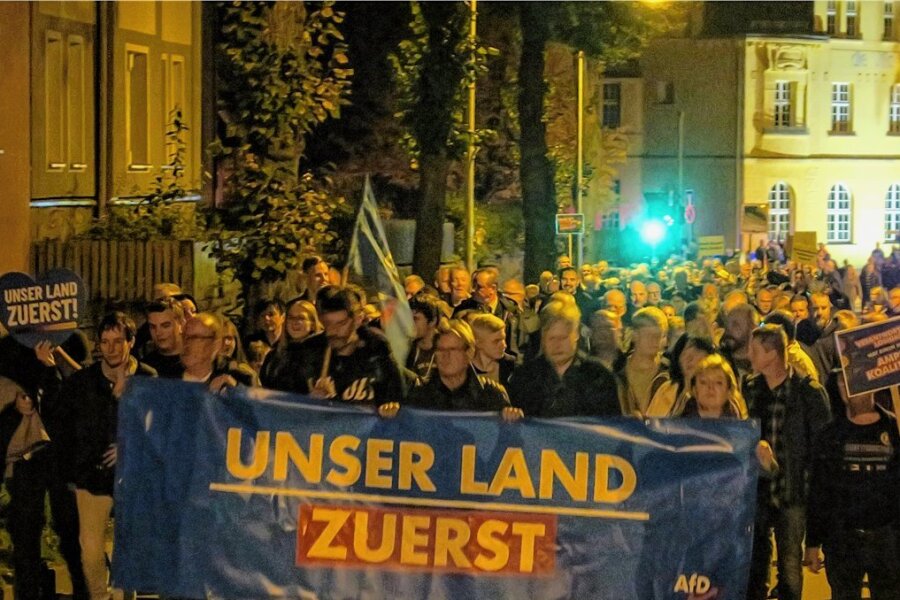 Demo in Schwarzenberg: Existenzängste treiben Menschen auf die Straße - Nach der Kundgebung am Montagabend in Schwarzenberg gab es auch wieder einen von der Polizei begleiteten Umzug durch die Stadt. 
