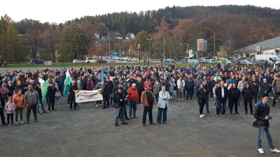 Etwa 500 Menschen haben sich in Schwarzenberg der Unternehmerdemo "Berggeschrey" angeschlossen.