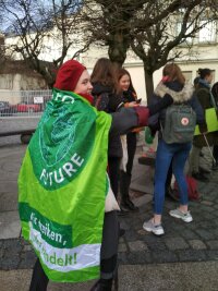 Demo: Umweltschützer setzen in Plauen wieder auf grüne Themen - Superkräfte für grüne Themen aktiviert die Plauener Schülerin Jelena Wardezki. 