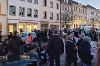 Demo wegen Asylunterkunft: Rechtsextreme treffen auf Gegenprotest in Rochlitz - Am Mittwochabend kamen sich Demonstranten zweier Lager in Rochlitz kurz ziemlich nah. 