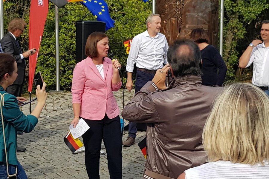Demokratie-Demo am Plauener Wendedenkmal: „Wir haben schwierige Zeiten“ - Bundestagsvizepräsidentin Yvonne Magwas: Nicht nur dagegen sein.