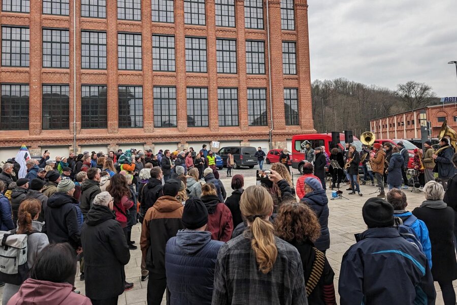 Demokratie-Demo in Flöha: Veranstalter ruft zum freundlichen Miteinander auf - Etwa 250 Teilnehmer haben laut Veranstalter am Sonntag in Flöha für Demokratie und Zusammenhalt demonstriert.