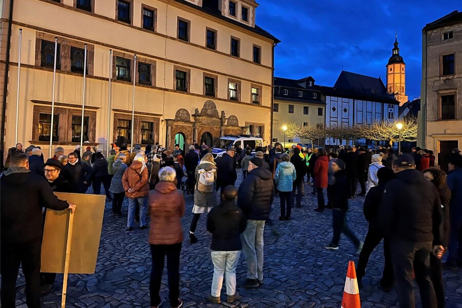 „Demokratie hat ein Gesicht“: Aktionstag am 10. März in Mittelsachsen - Unter dem Motto „Nie wieder ist jetzt“ haben am Donnerstag die Menschen für den Erhalt der Demokratie und gegen Rechtsextremismus auf dem Peniger Marktplatz demonstriert.