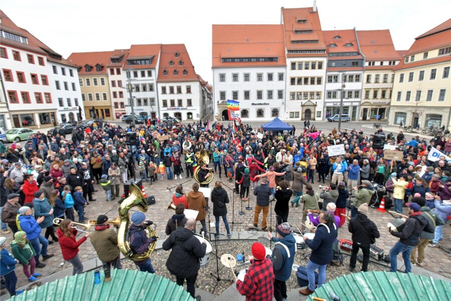 Demokratie-Party auf dem Obermarkt in Freiberg gefeiert - Hunderte Menschen haben am Sonntagnachmittag auf dem Freiberger Obermarkt für Demokratie demonstriert.